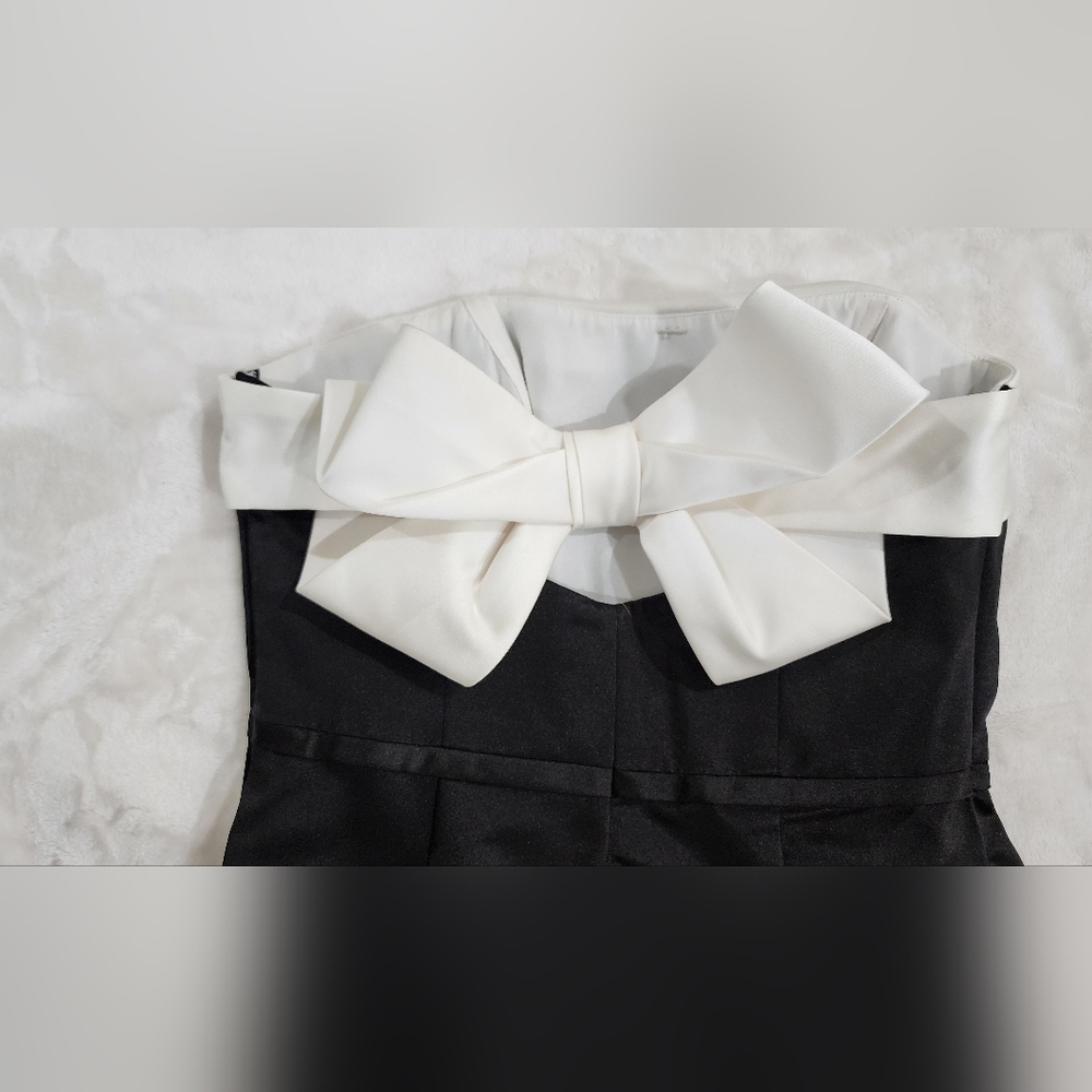 David's Bridal Short Strapless Dress with Back Bow Detail Size/ 8 - Picture 6 of 13